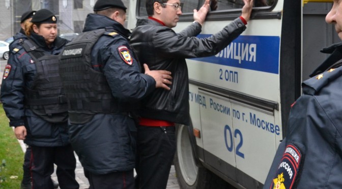 Организатора Русского Марша отправили в СИЗО из-за наличия загранпаспорта